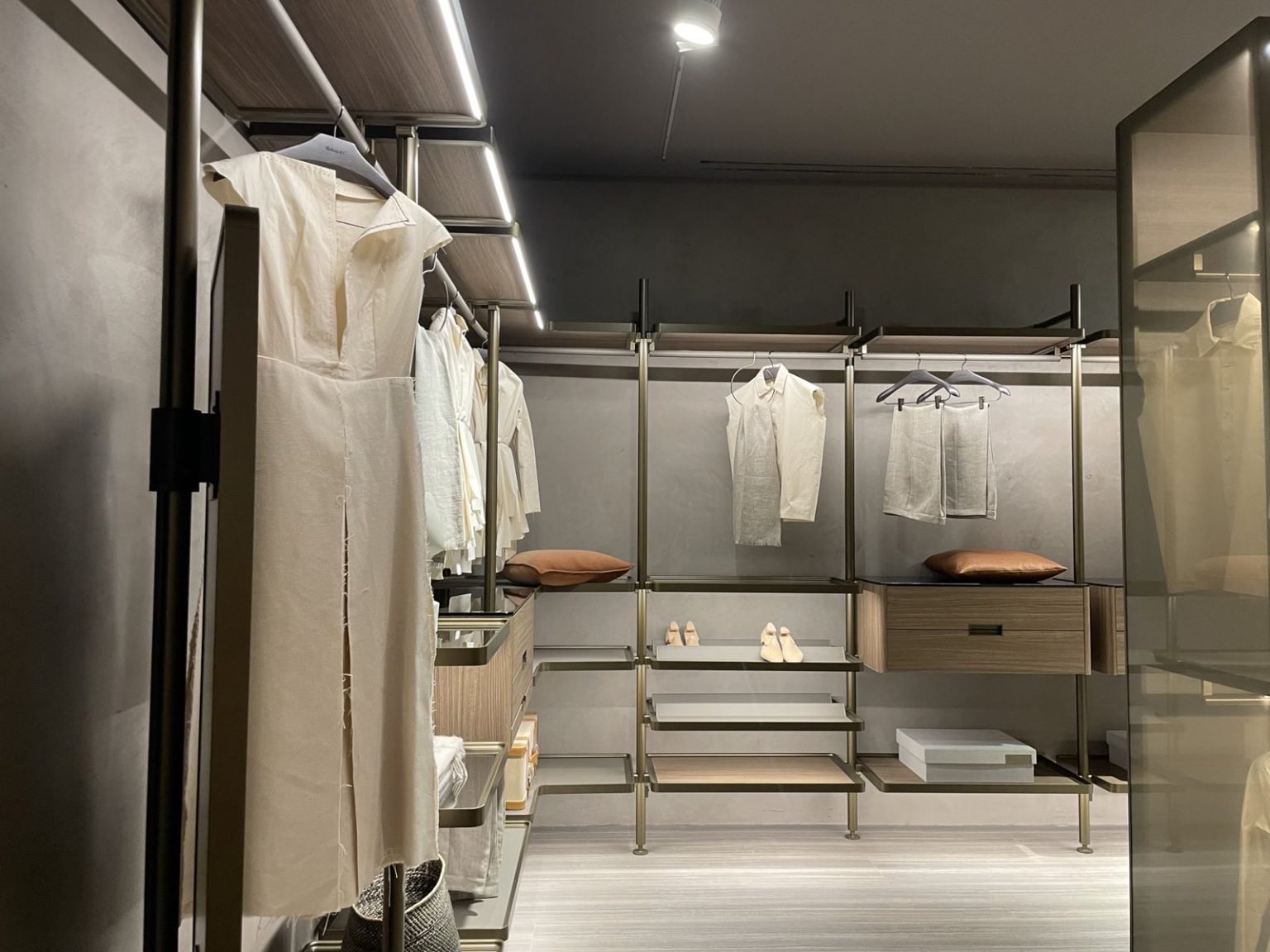 Walk-In Closets - Fabricotti Mobili Trading Corporation